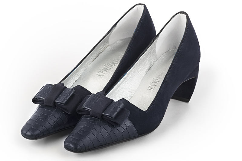 Cardinal red women's dress pumps, with a knot on the front. Tapered toe. Medium comma heels. Front view - Florence KOOIJMAN